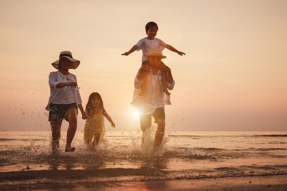 holiday-family-travel--fun-at-the-beach